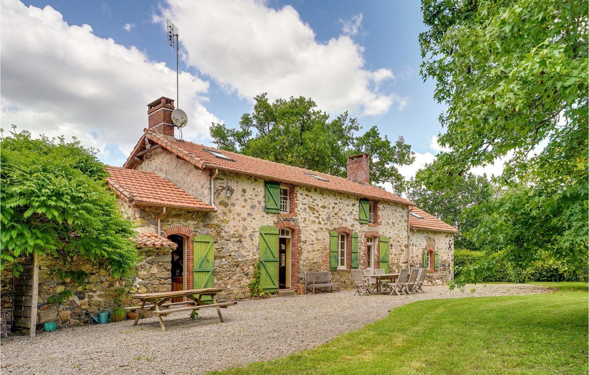 Gorgeous Home In Nieul Le Dolent Zewnętrze zdjęcie